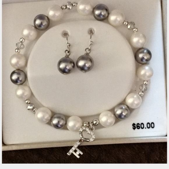 Jewelry - Pearl earrings and bracelet set
